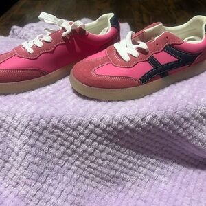 Women's Pink Casual Sneakers - Low Top Athletic Style